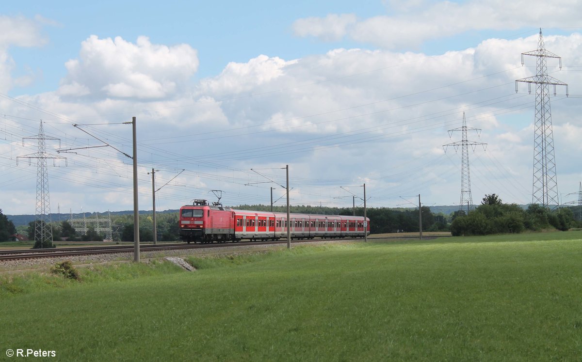 143 215-2 hat Ludersheim mit der S2 39614 Altdorf bei Nürnberg - Roth verlassen und wird jeden Moment Winkelhaid erreichen. 03.07.20