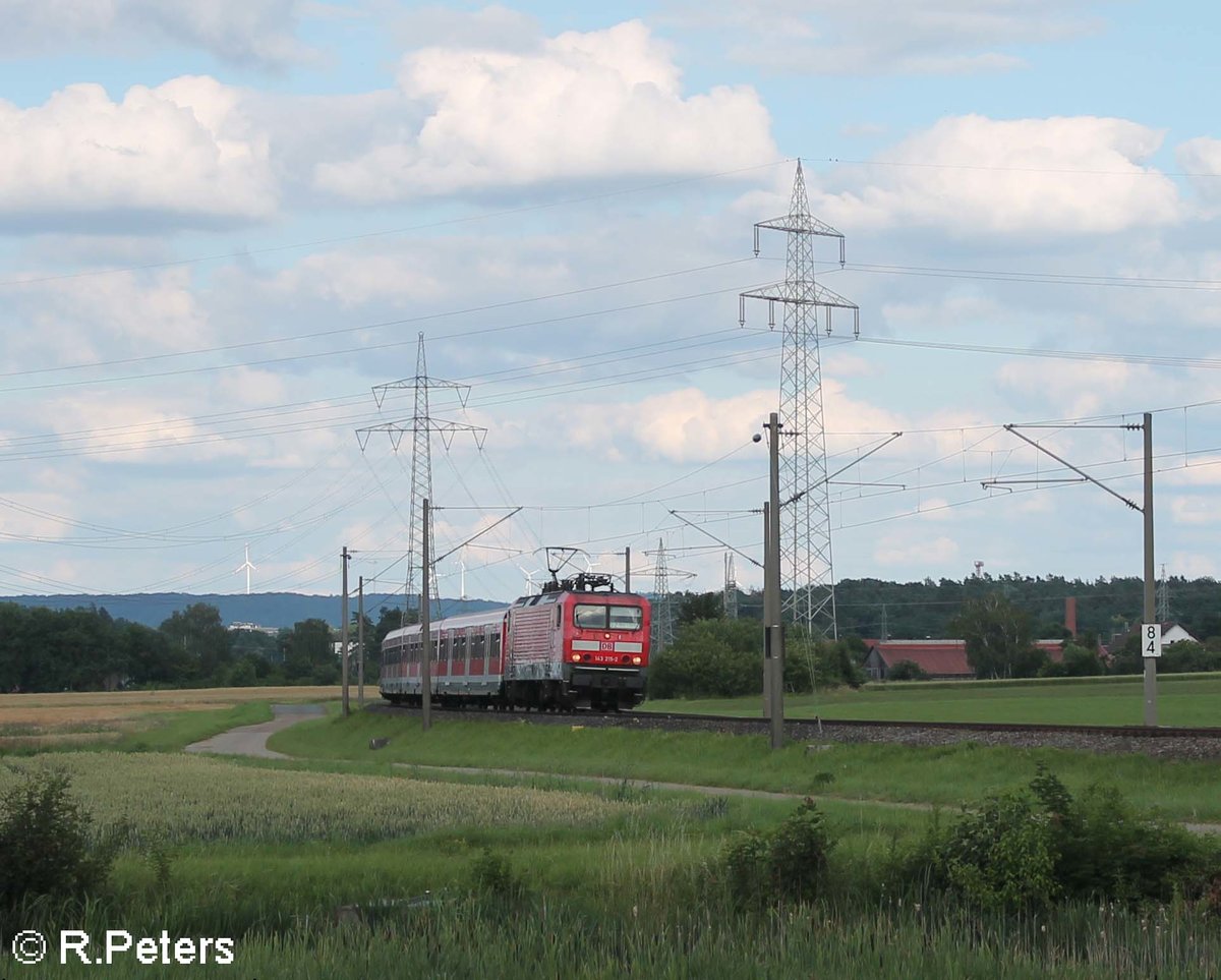 143 215-2 zieht zwischen Ludersheim und Winkelhaid die S2 39654 Altdorf bei Nürnberg - Roth durch die Kurve. 03.07.20