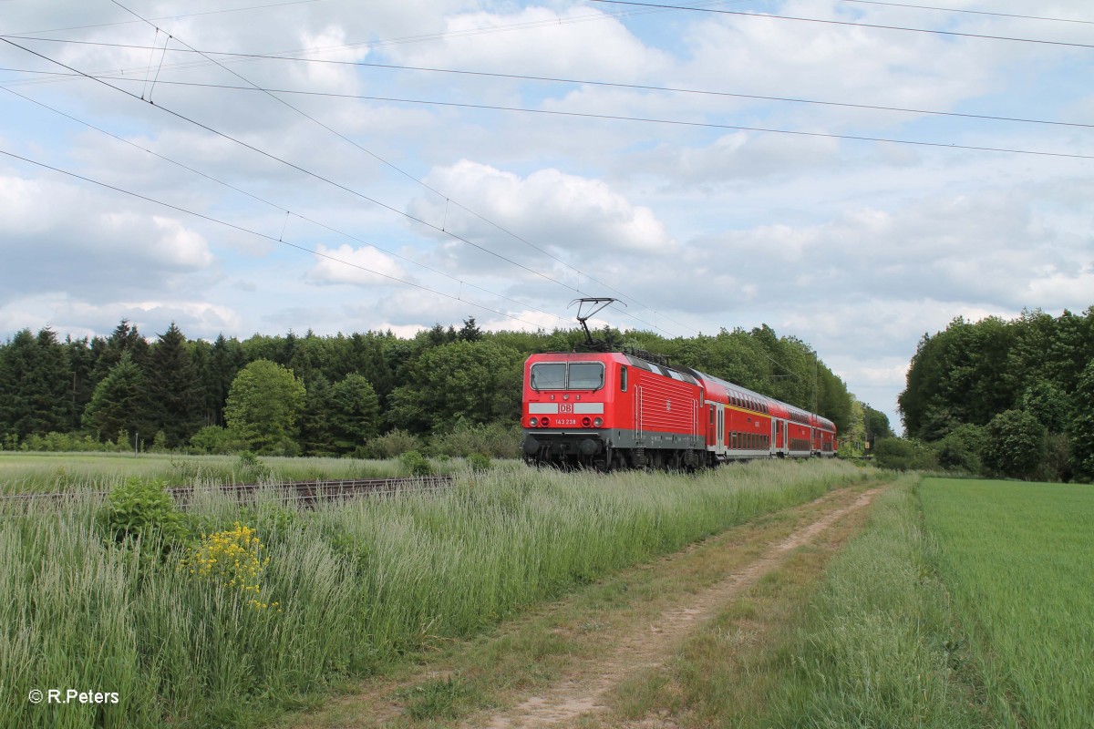 143 238 schiebt ihre RB 75 nach Aschaffenburg bei der Stromkreistrennstelle Bischofsheim. 19.05.15