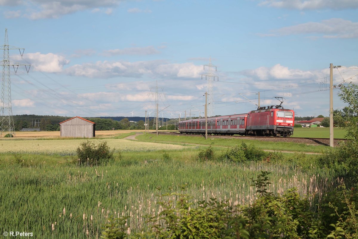 143 241-8 schiebt ihre S2 39653 Roth - Altdorf zwischen Winkelhaid und Ludersheim durch die Kurve. 03.07.20