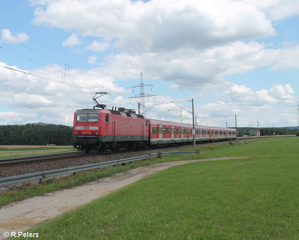 143 247-5 schiebt die S2 39619 Roth - Altdorf bei Nürnberg bei Winkelhaid. 03.07.20