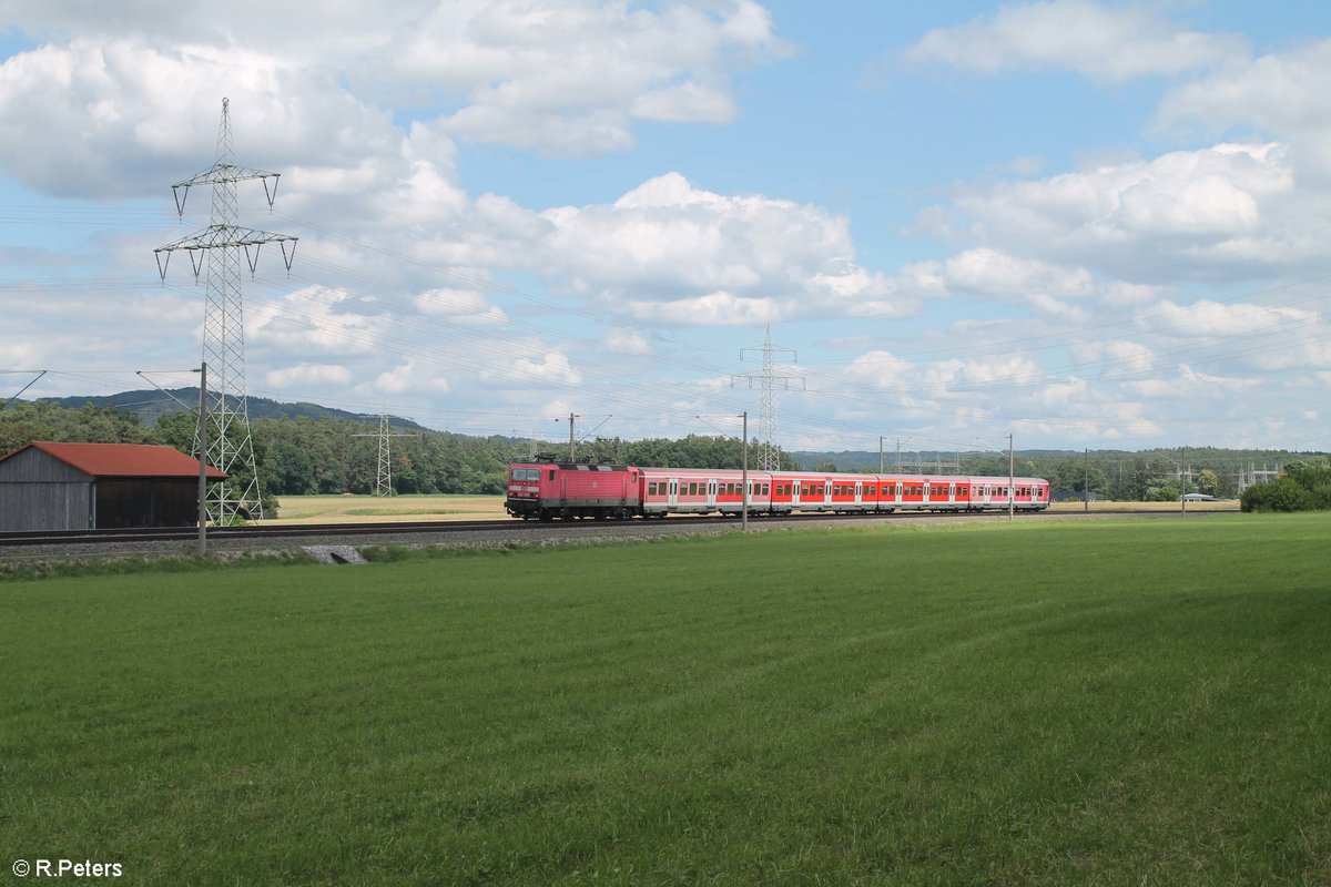 143 336-6 zieht zwischen Ludersheim und Winkelhaid die S2 39630 Altdorf - Roth. 03.07.20