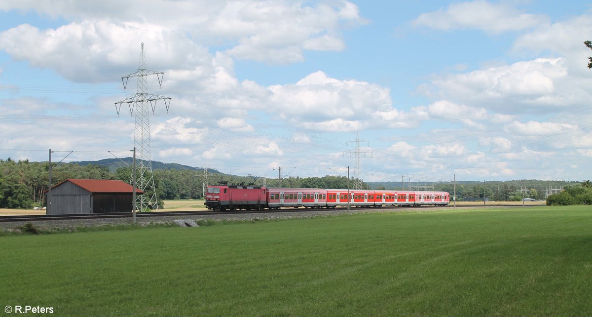 143 336-6 zieht zwischen Ludersheim und Winkelhaid die S2 39630 Altdorf - Roth. 03.07.20