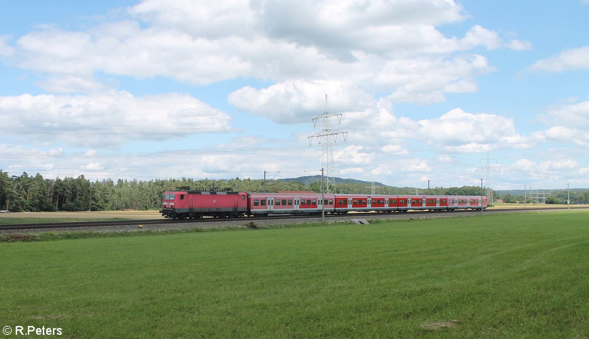 143 336-6 zieht zwischen Ludersheim und Winkelhaid die S2 39630 Altdorf - Roth. 03.07.20