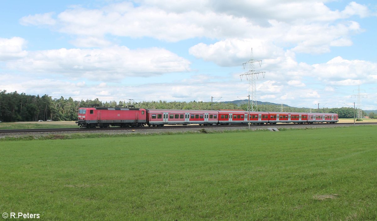 143 336-6 zieht zwischen Ludersheim und Winkelhaid die S2 39630 Altdorf - Roth. 03.07.20