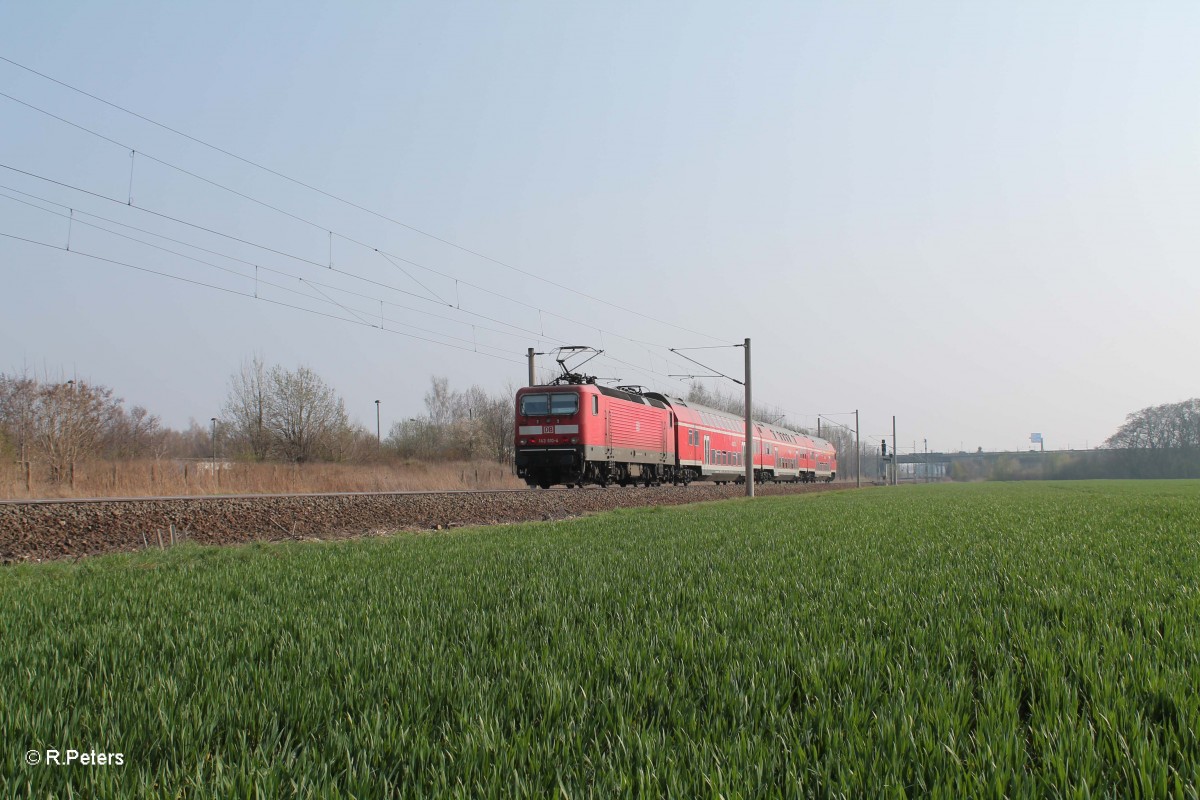 143 610 schiebt ihre RB 26113 Dessau - Leipzig bei Podelwitz. 29.03.14