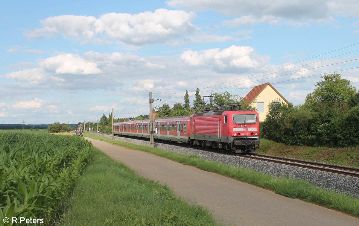 143 840-7 zieht ihre S2 39650 Altdorf - Roth an Winkelhaid vorbei. 03.07.20