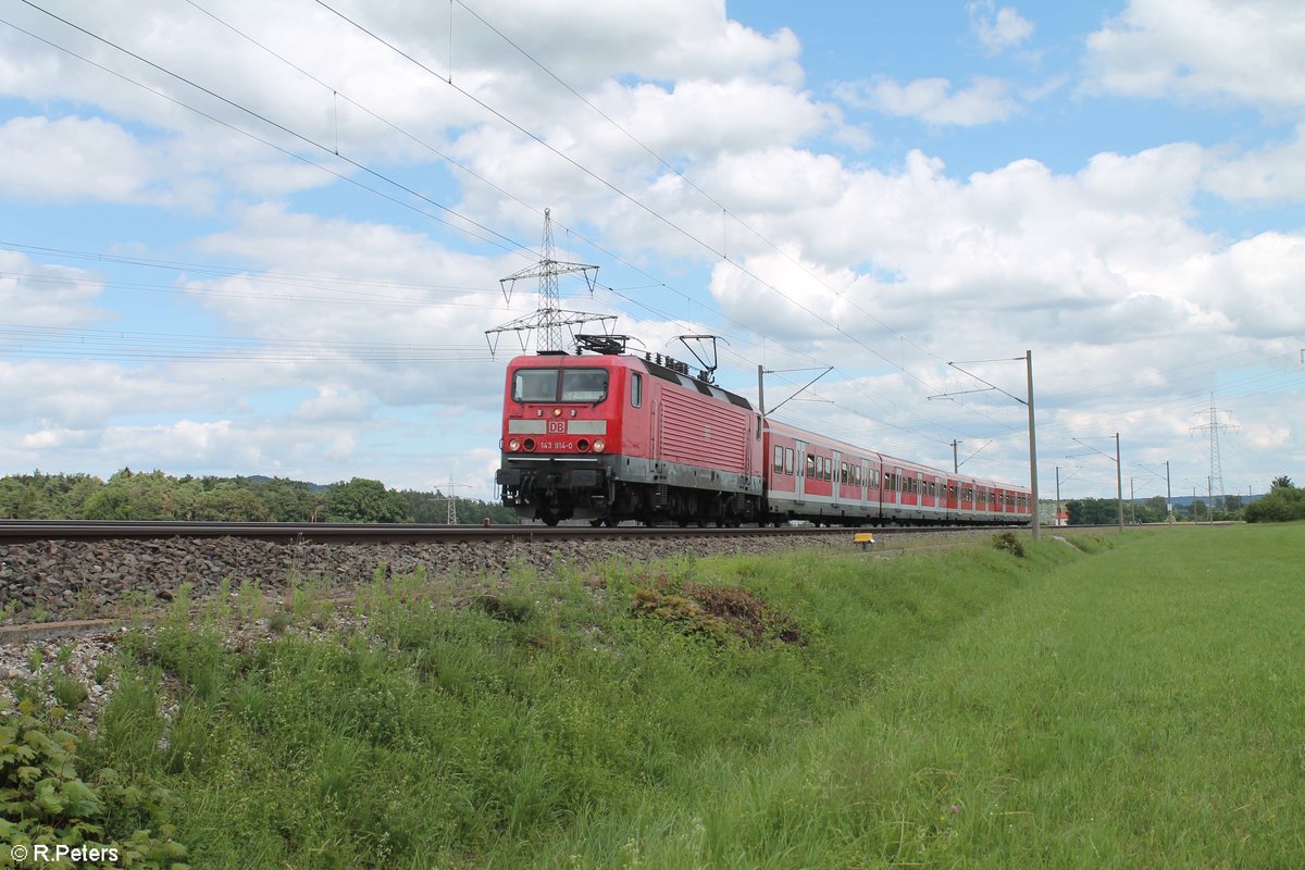 143 914-0 zieht bei Winkelhaid die S2 39630 Altdorf bei Nürnberg - Roth. 03.07.20