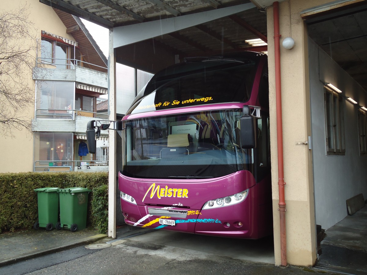 (143'577) - Meister, Thun - BE 78'669 - Neoplan am 29. Mrz 2013 in Thun, Garage (Teilaufnahme)