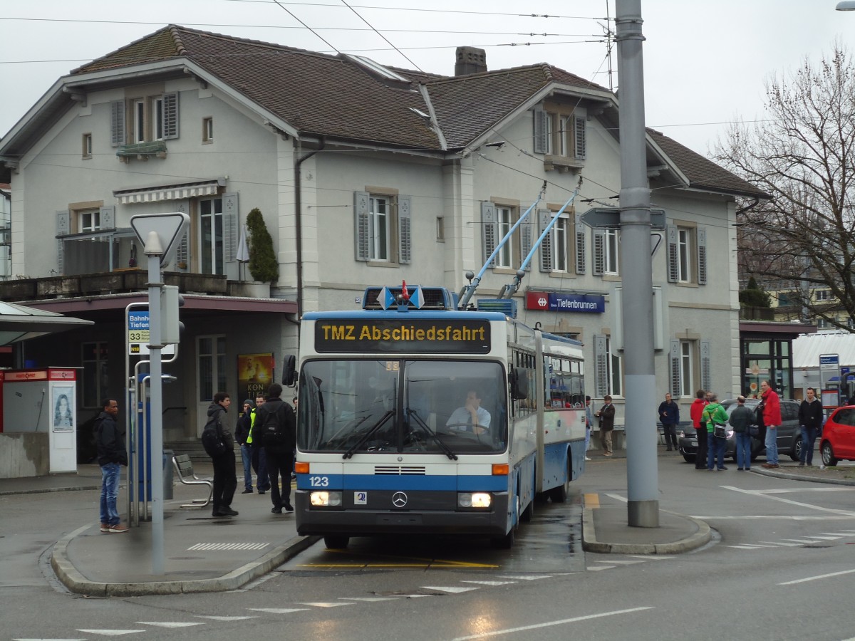 (143'746) - VBZ Zrich - Nr. 123 - Mercedes Gelenktrolleybus am 21. April 2013 beim Bahnhof Zrich-Tiefenbrunnen