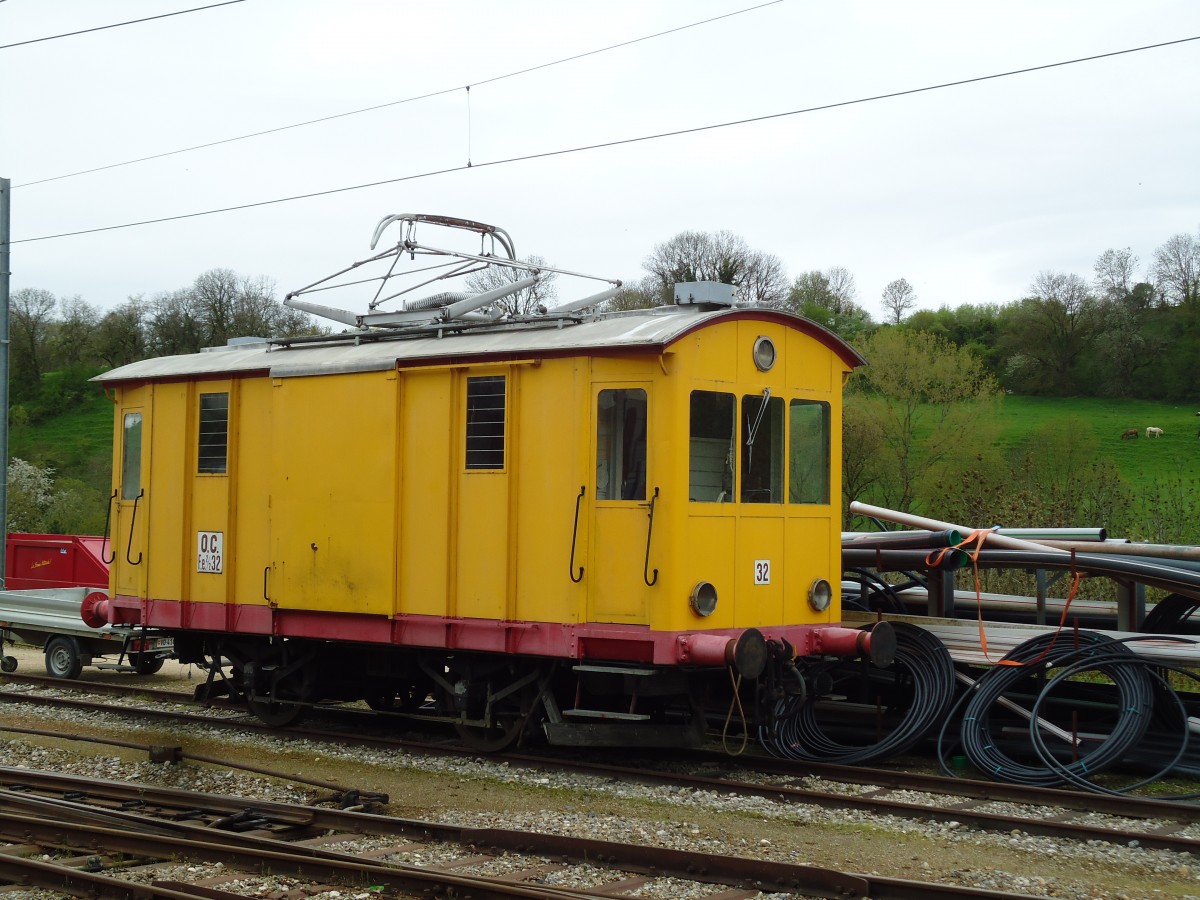 (143'853) - O.C.-Lokomotive - Nr. 32 - am 27. April 2013 im Bahnhof Orbe