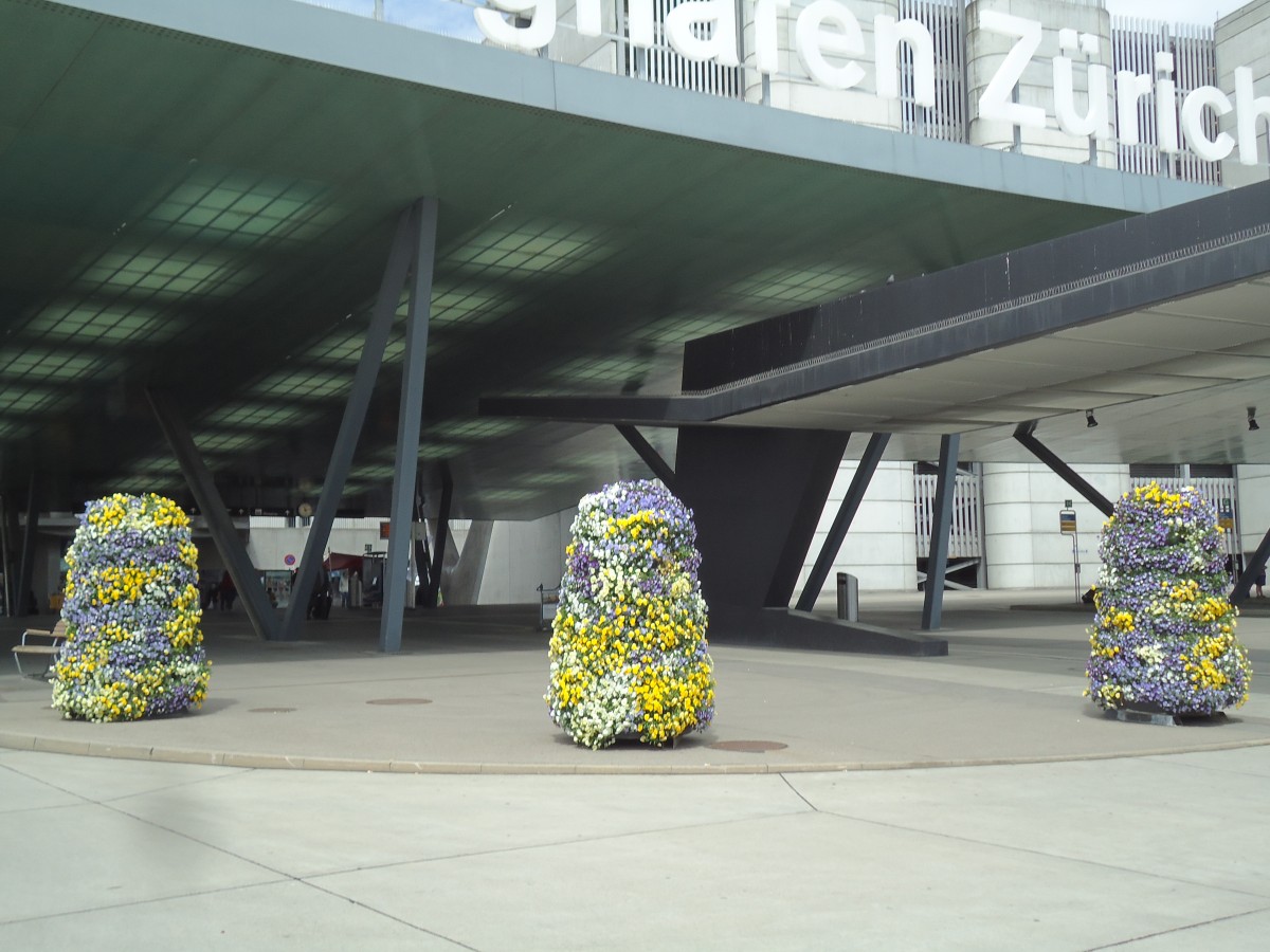 (144'397) - Blumensulen beim Flughafen Zrich am 20. Mai 2013