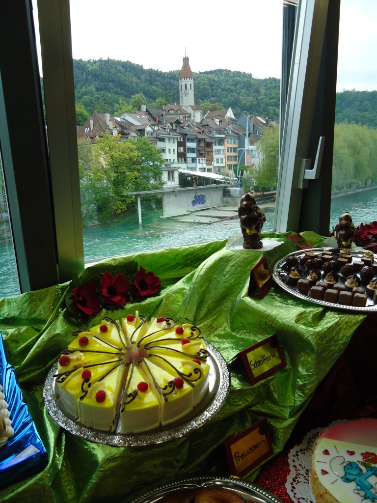 (144'507) - Quarktortenstcke und Pralinen mit der Schlosskirche Thun im Hintergrund am 21. Mai 2013