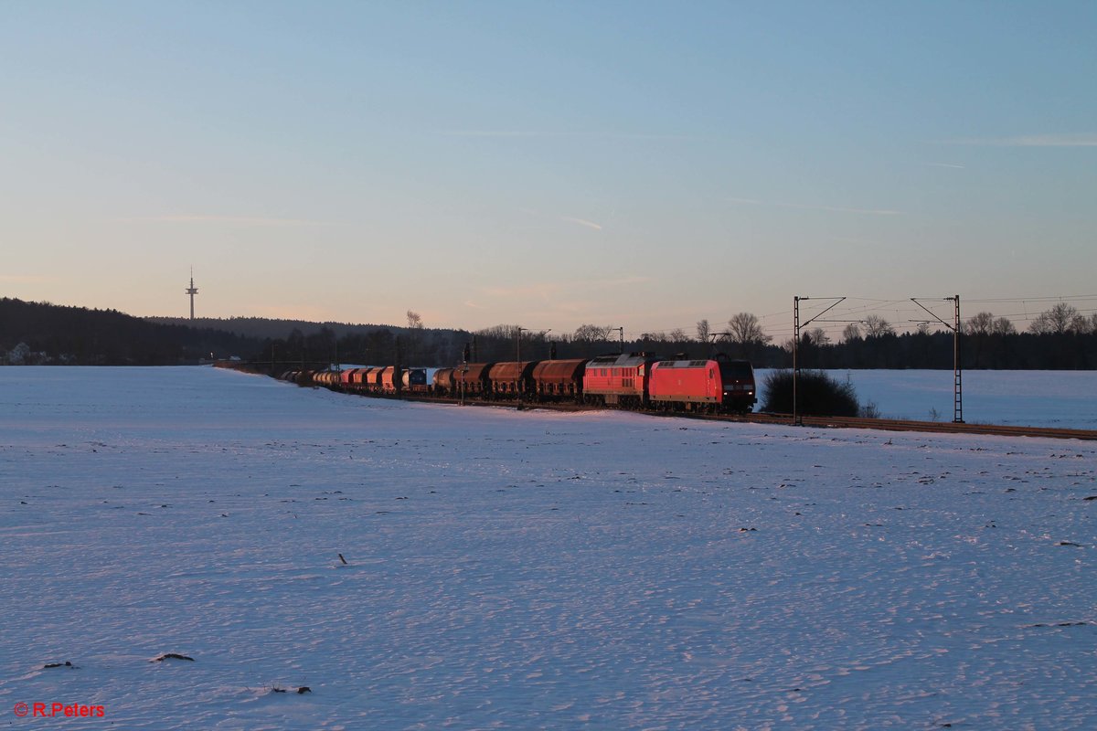 145 014-7 und 232 262-6 ziehen den gemischten Güterzug 56008 Nürnberg - Plattling bei Seubersdorf. 19.01.17