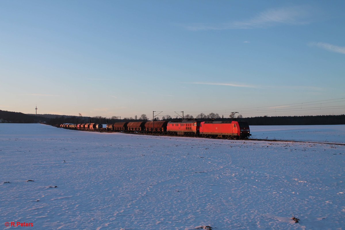 145 014-7 und 232 262-6 ziehen den gemischten Güterzug 56008 Nürnberg - Plattling bei Seubersdorf. 19.01.17