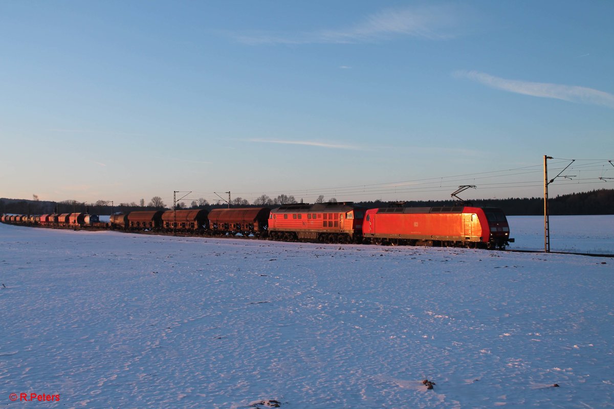 145 014-7 und 232 262-6 ziehen den gemischten Güterzug 56008 Nürnberg - Plattling bei Seubersdorf. 19.01.17