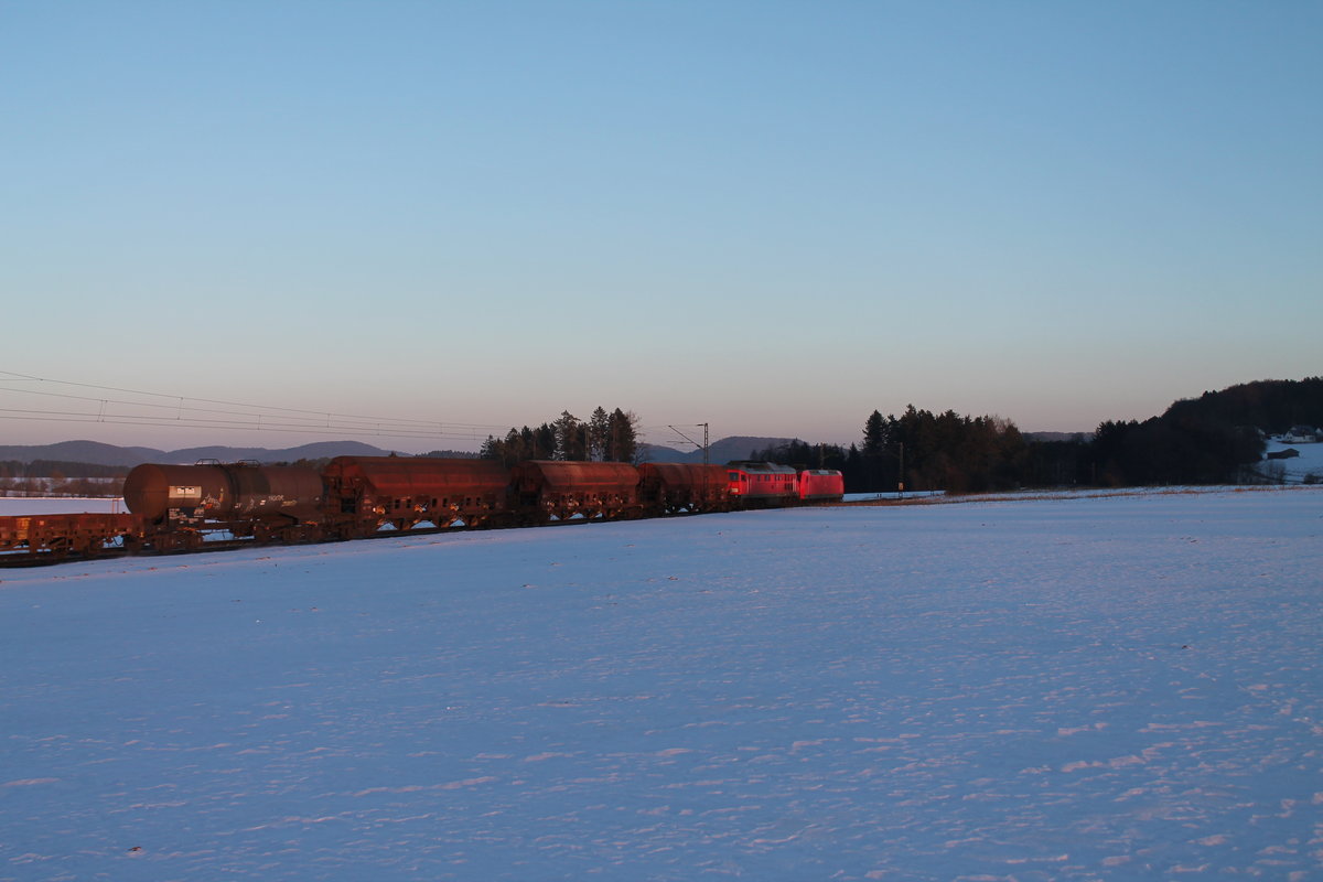 145 014-7 und 232 262-6 ziehen den gemischten Güterzug 56008 Nürnberg - Plattling bei Seubersdorf. 19.01.17