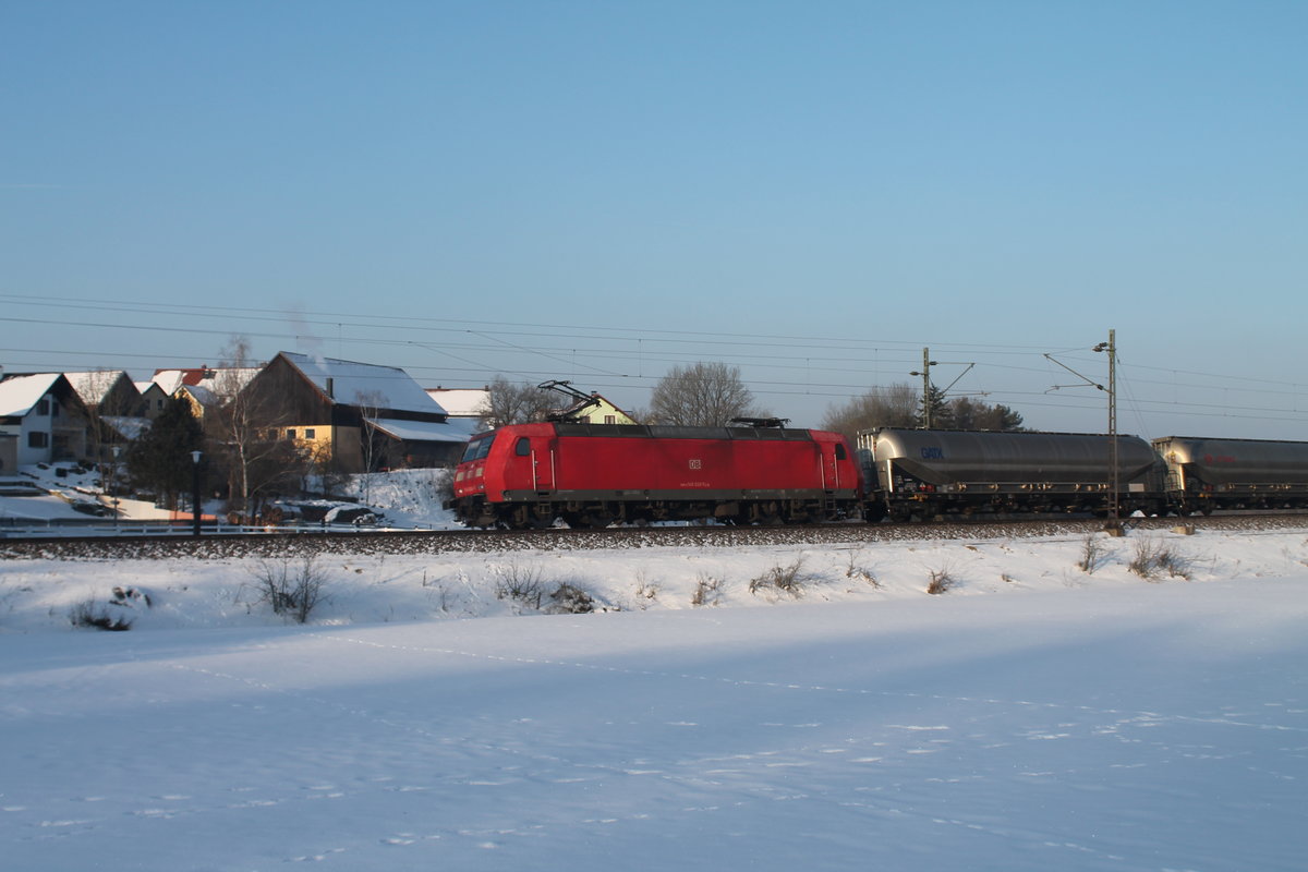 145 033-7 zieht ein gemischten Güterzug bei Edlhausen. 21.01.17