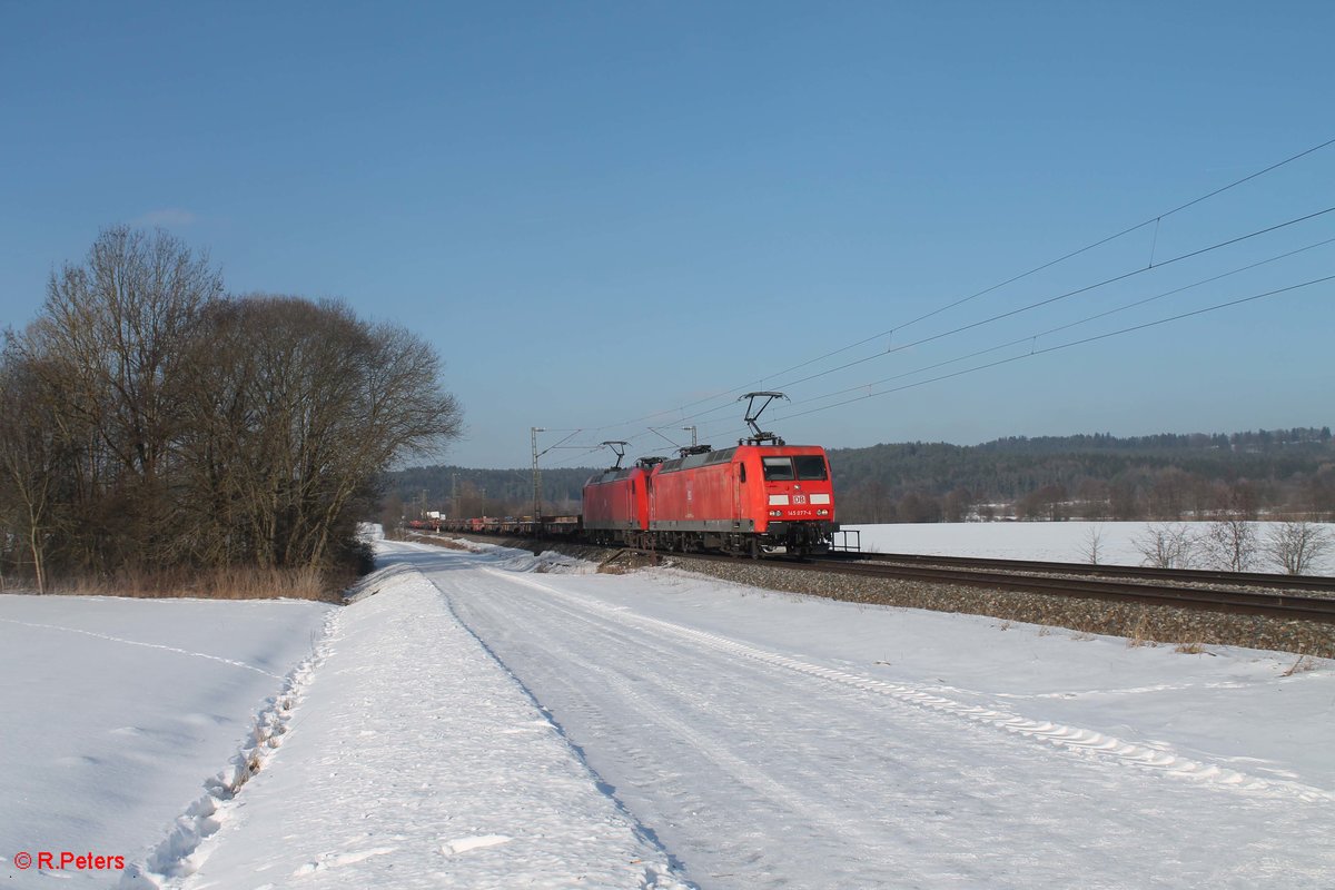 145 077-4 und 145 070-9 ziehen einen leer Zug für Max Bögl bei Pölling. 26.01.17