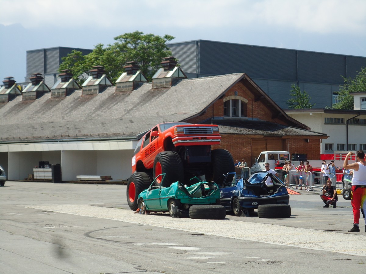 (145'648) - Ford von Hell Driver berquert zwei Peugeots am 7. Juli 2013 in Thun, Expo