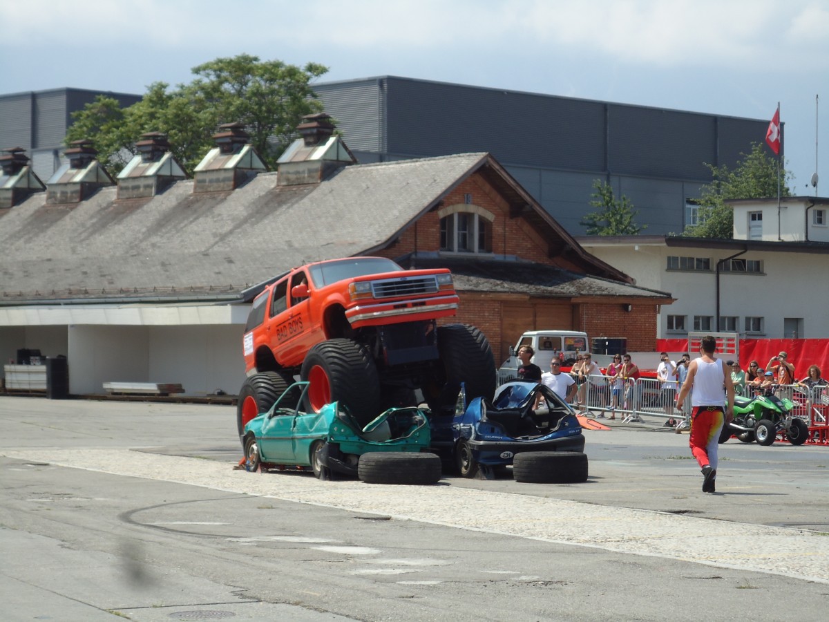 (145'649) - Ford von Hell Driver berquert zwei Peugeots am 7. Juli 2013 in Thun, Expo