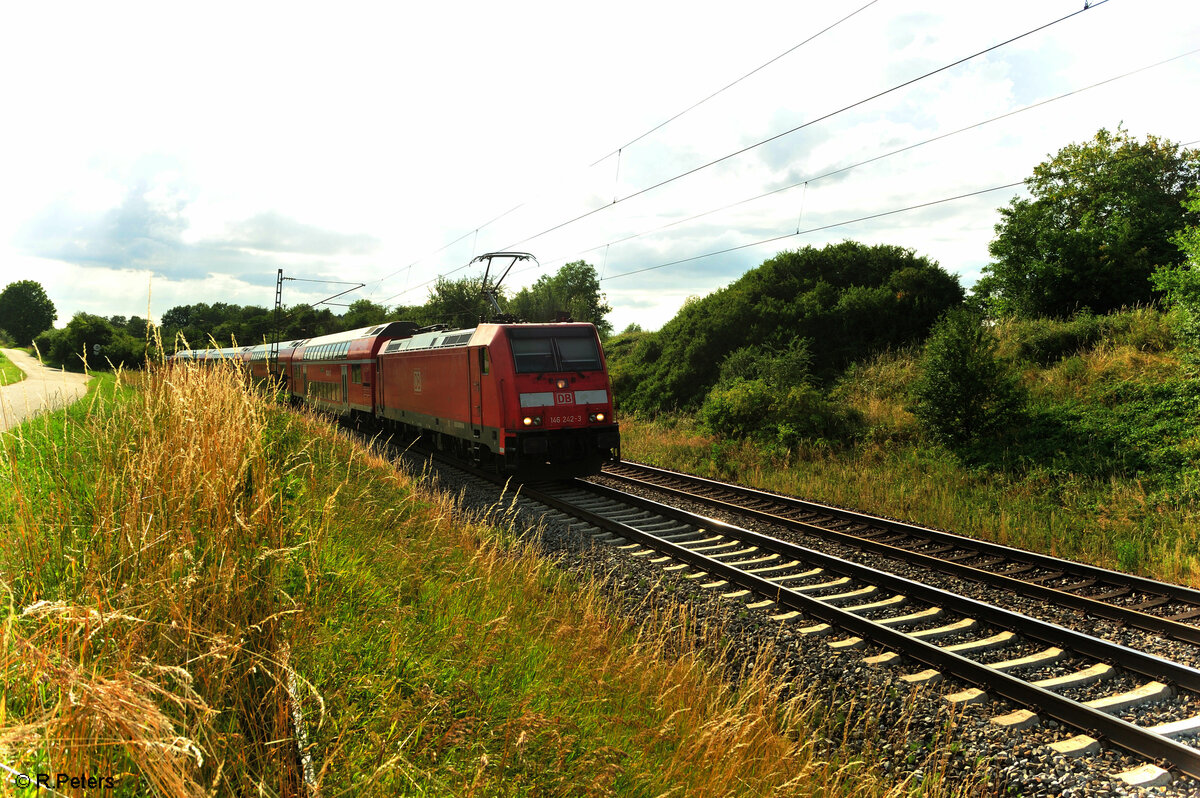 146 242-3 zieht den RE50 4865 Nrnberg - Mnchen bei Pllin gen Sden. 16.07.23