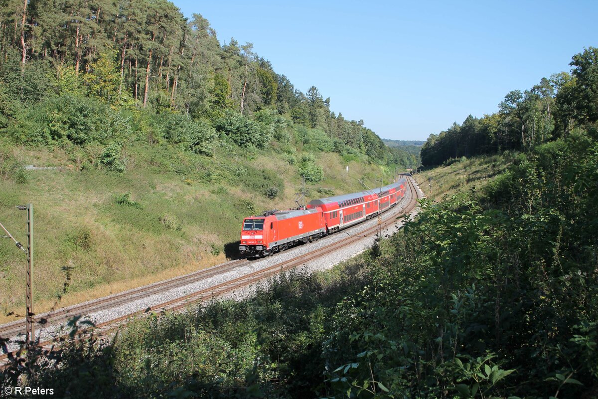 146 243-1 zieht mit dem RE50 4856 München - Nürnberg bei Sinngrün. 25.09.21