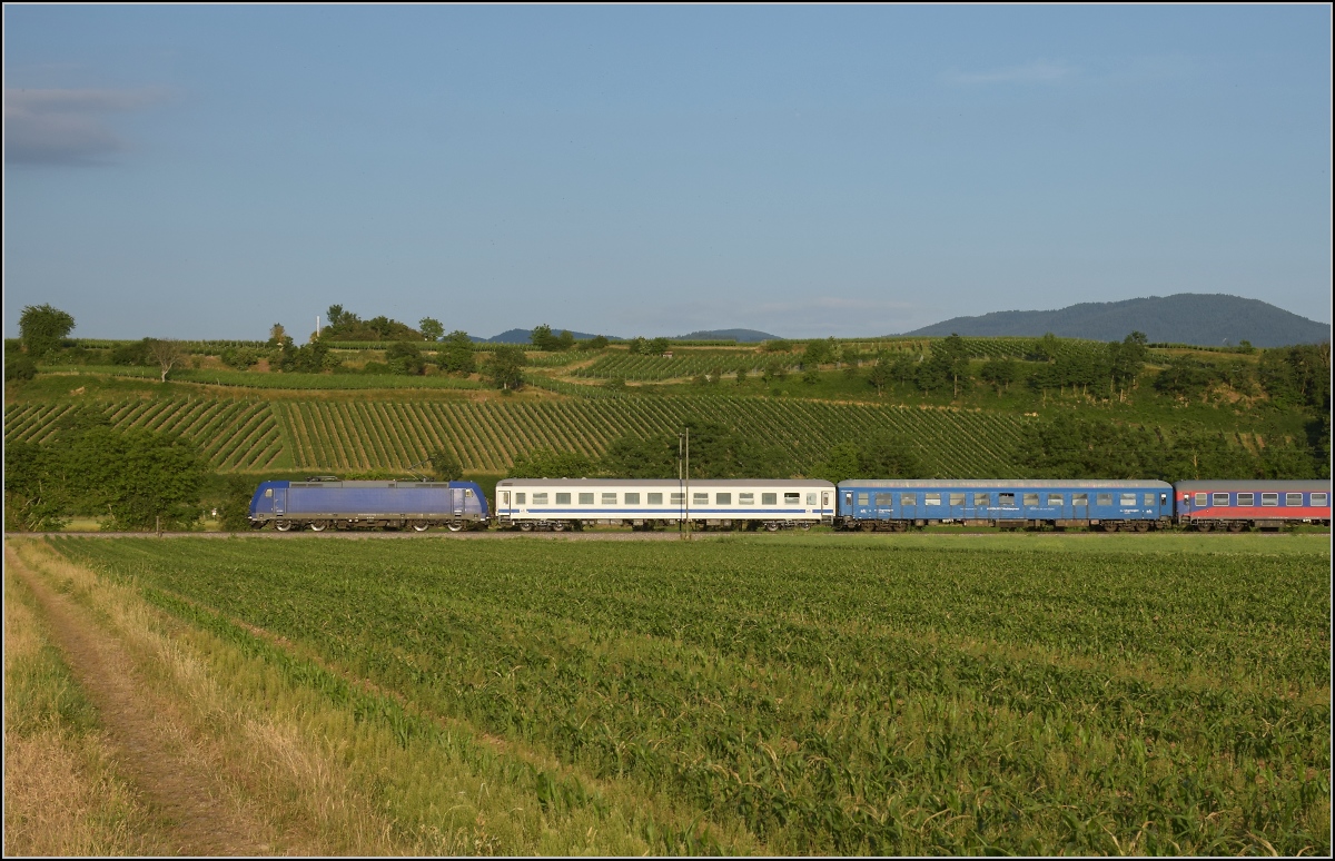 146 522 Akiem mit dem bunten Autozug bei Buggingen. Juni 2022.