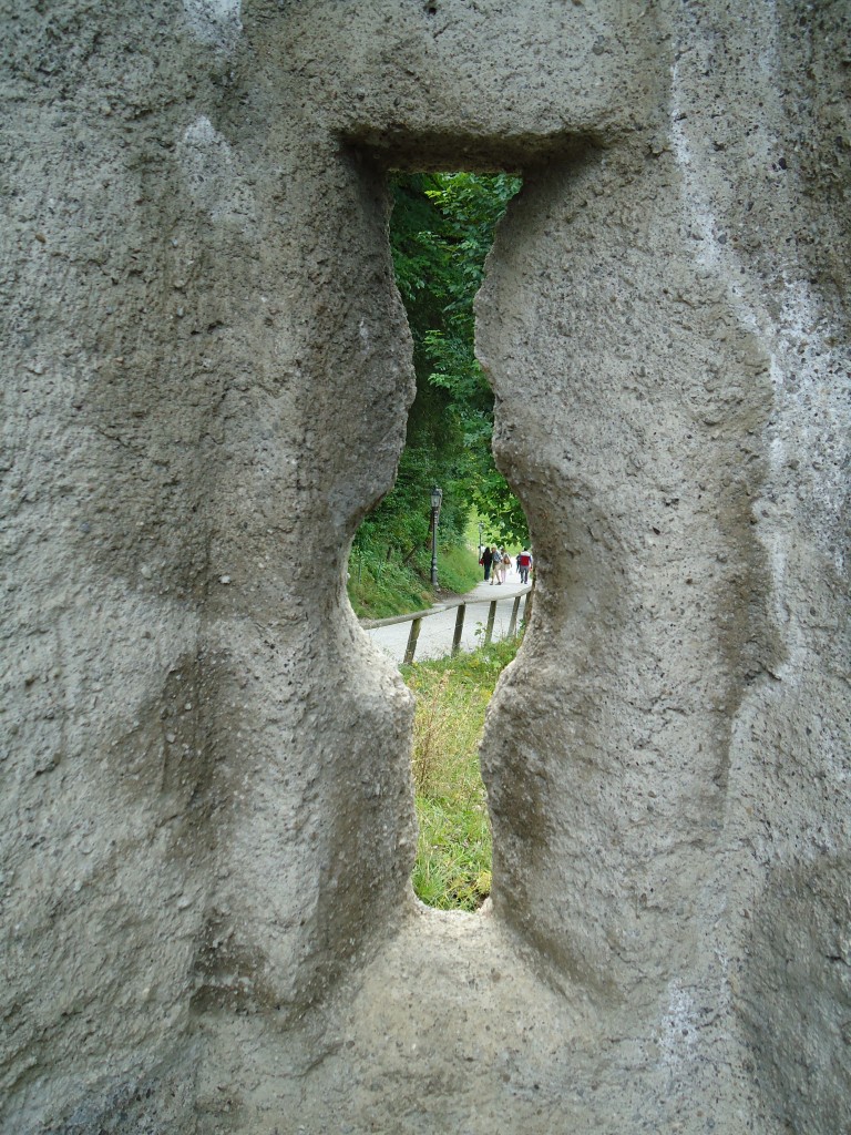 (146'526) - Blick durch die Schiessscharte des Schlosses Gruyres am 26. August 2013
