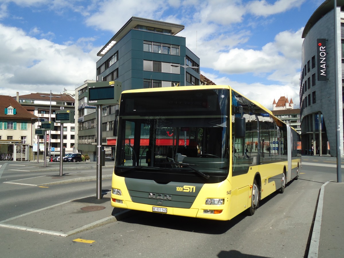 (147'092) - STI Thun - Nr. 145/BE 801'145 - MAN am 9. September 2013 beim Bahnhof Thun