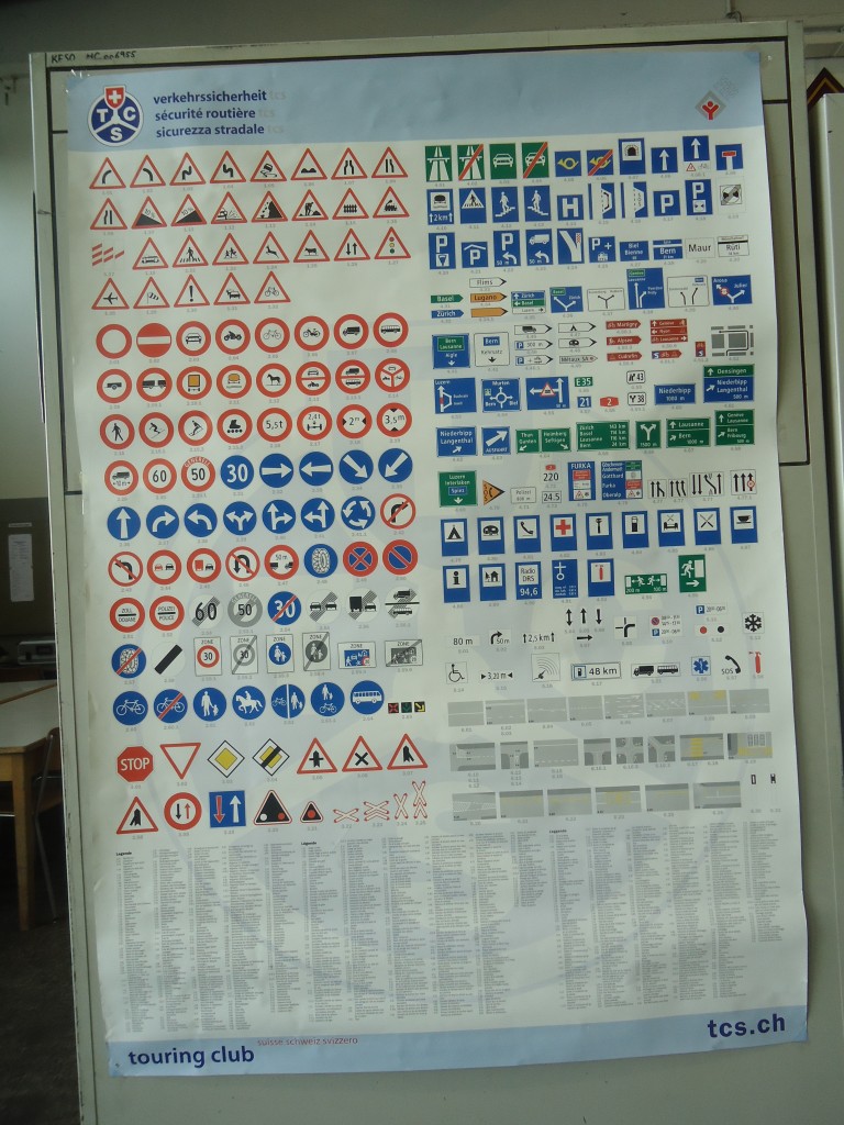 (147'124) - Plakat mit Verkehrssignalen am 14. September 2013 in Thun, Waffenplatz