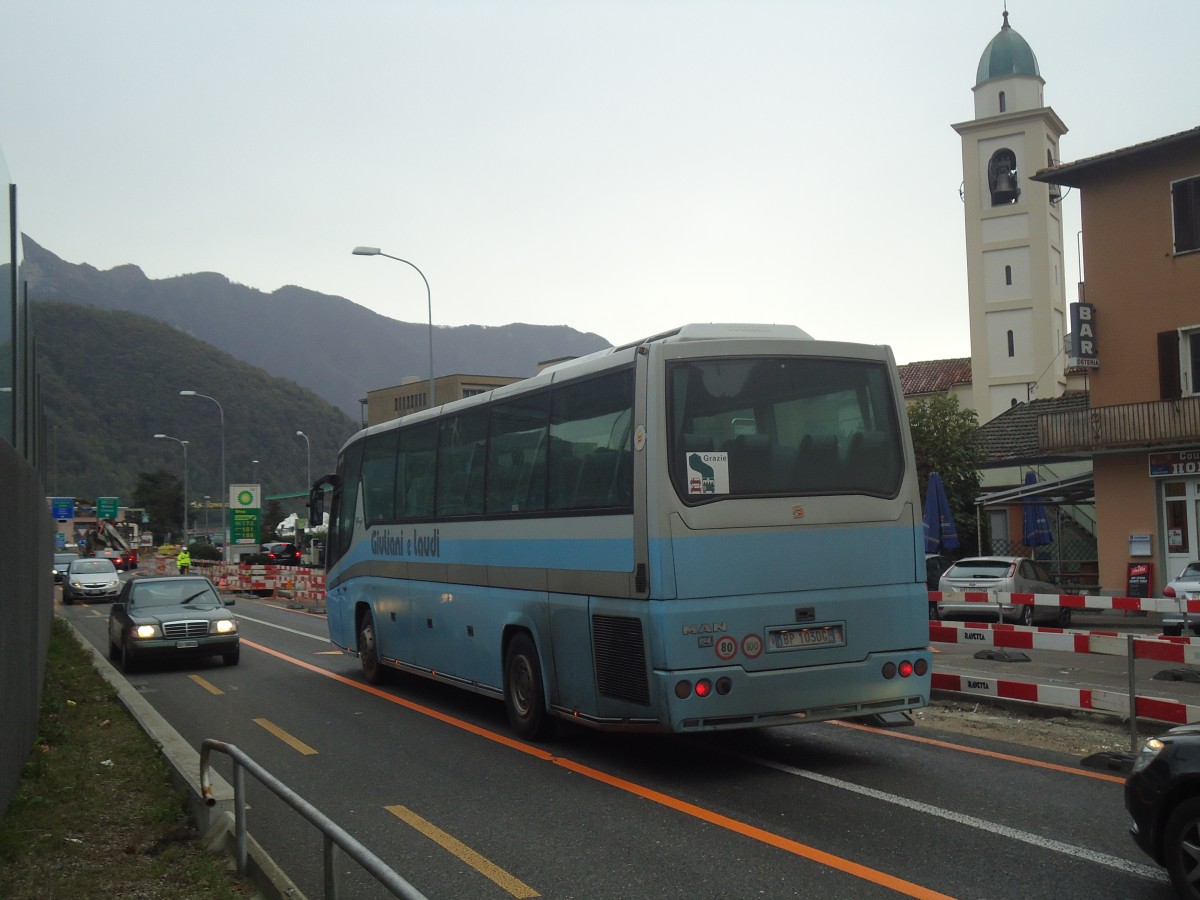 (147'768) - Aus Italien: Giuliani e Laudi, Varese - BP-103 DP - MAN am 6. November 2013 beim Bahnhof Melide (Einsatz AutoPostale Ticino)