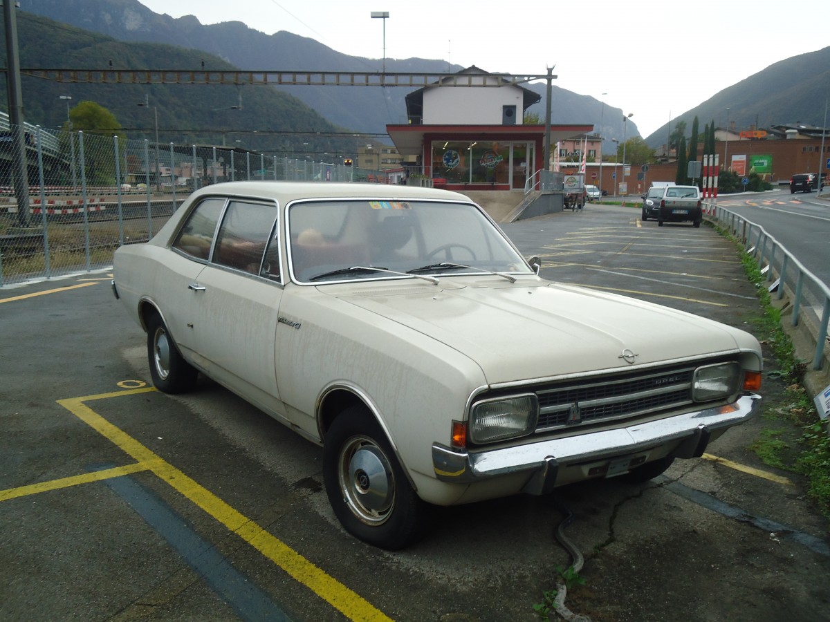 (147'772) - Opel Rekord am 6. November 2013 beim Bahnhof Melide