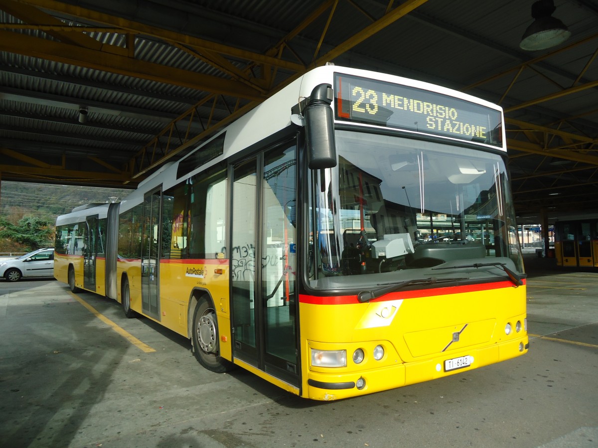 (147'823) - Autopostale, Mendrisio - TI 6142 - Volvo (ex Vorfhrfahrzeug Volvo, D-Heilbronn) am 6. November 2013 beim Bahnhof Mendrisio