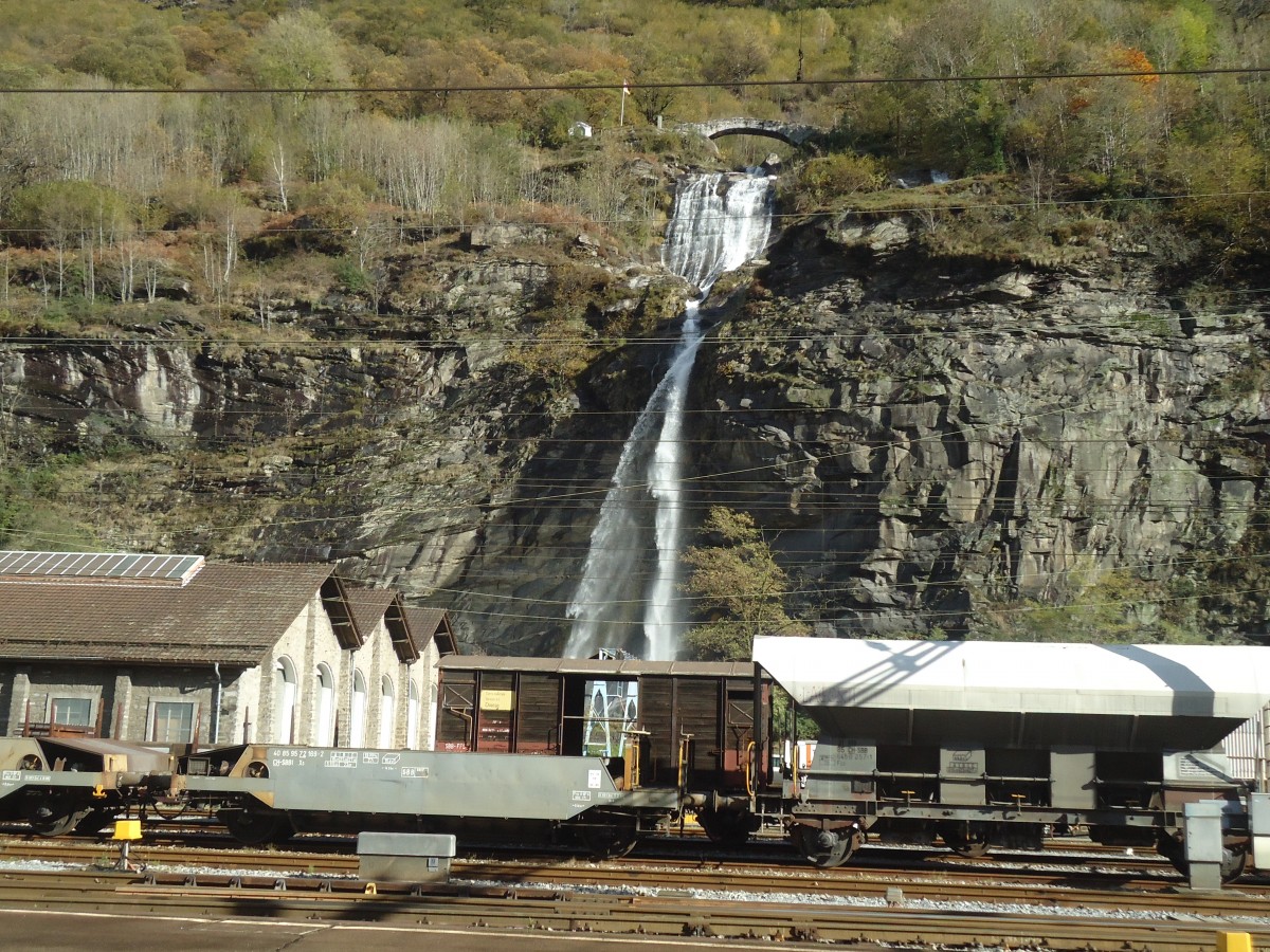 (147'868) - Wasserfall bei Biasca am 6. November 2013