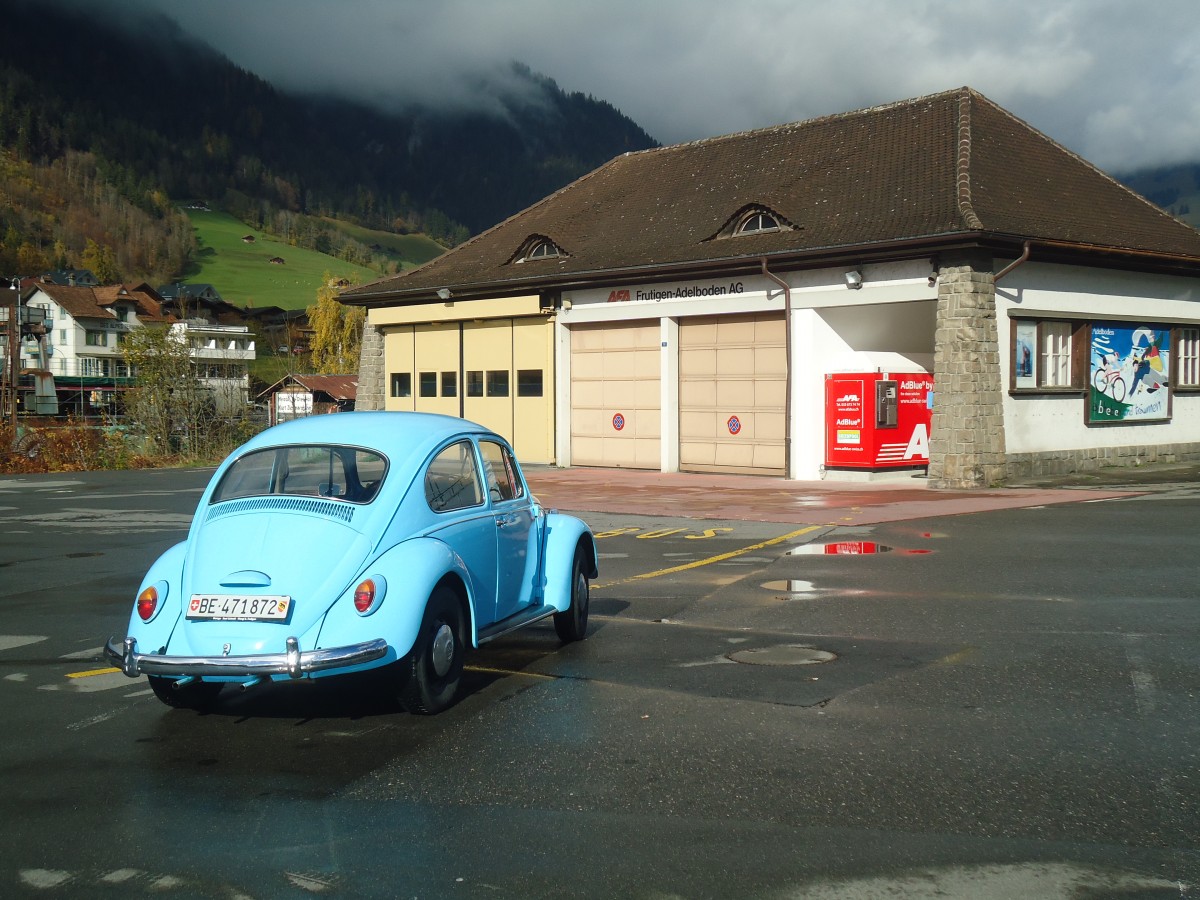 (148'024) - VW-Kfer - BE 471'872 - am 9. November 2013 beim Bahnhof Frutigen