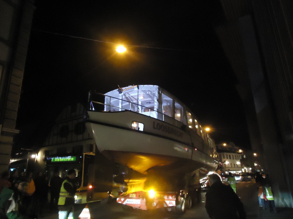 (148'074) - Das Motorschiff Oberhofen kommt aus Holland zurck am 14. November 2013 in der Thuner Innenstadt