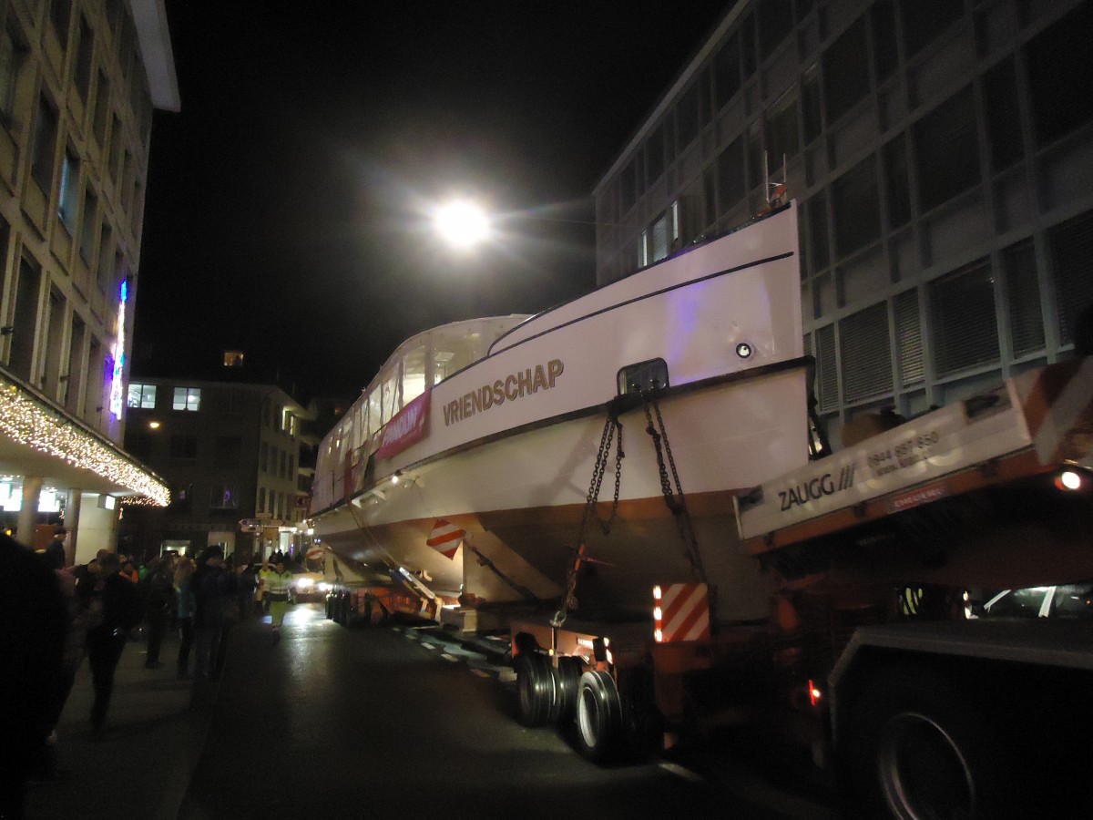 (148'078) - Das Motorschiff Oberhofen kommt aus Holland zurck am 14. November 2013 in der Thuner Innenstadt