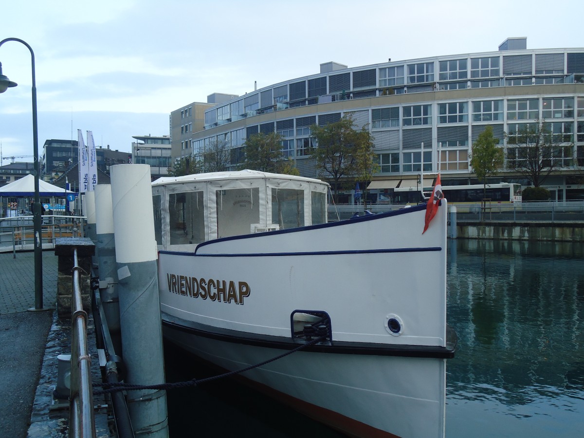 (148'079) - Das Motorschiff Oberhofen ist wieder im Wasser am 15. November 2013 bei der Schifflndte Thun