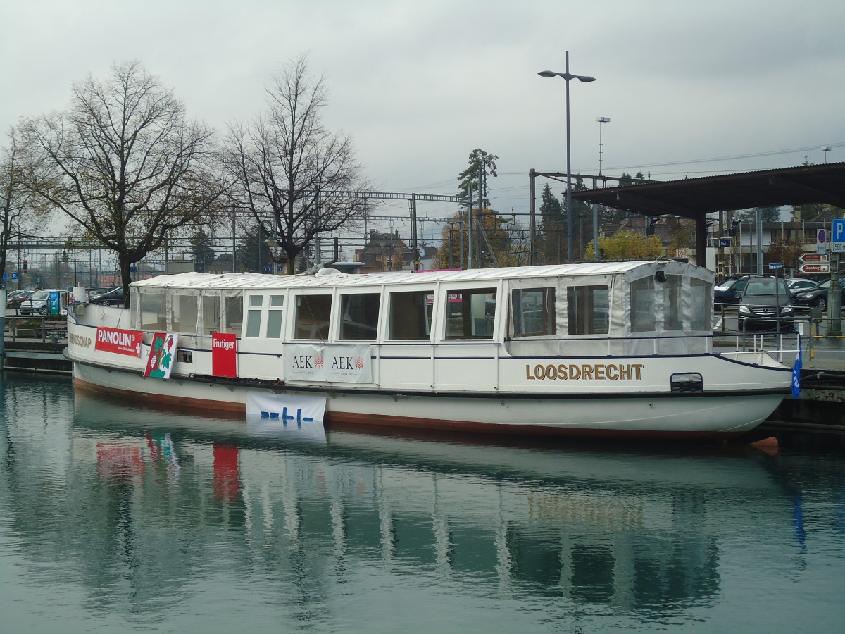 (148'083) - Das Motorschiff Oberhofen ist wieder im Wasser am 15. November 2013 bei der Schifflndte Thun