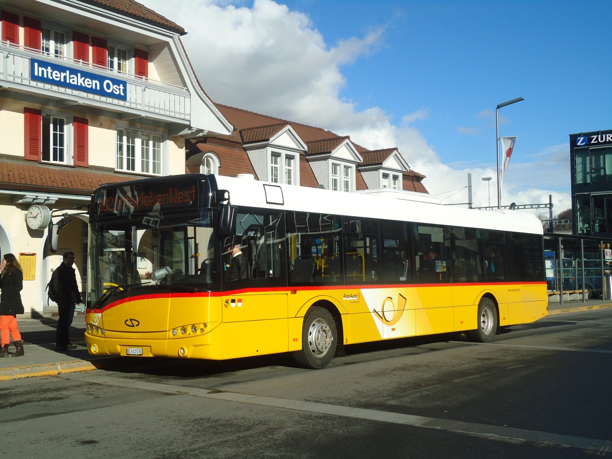 (148'612) - PostAuto Bern - BE 610'535 - Solaris am 5. Januar 2014 beim Bahnhof Interlaken Ost