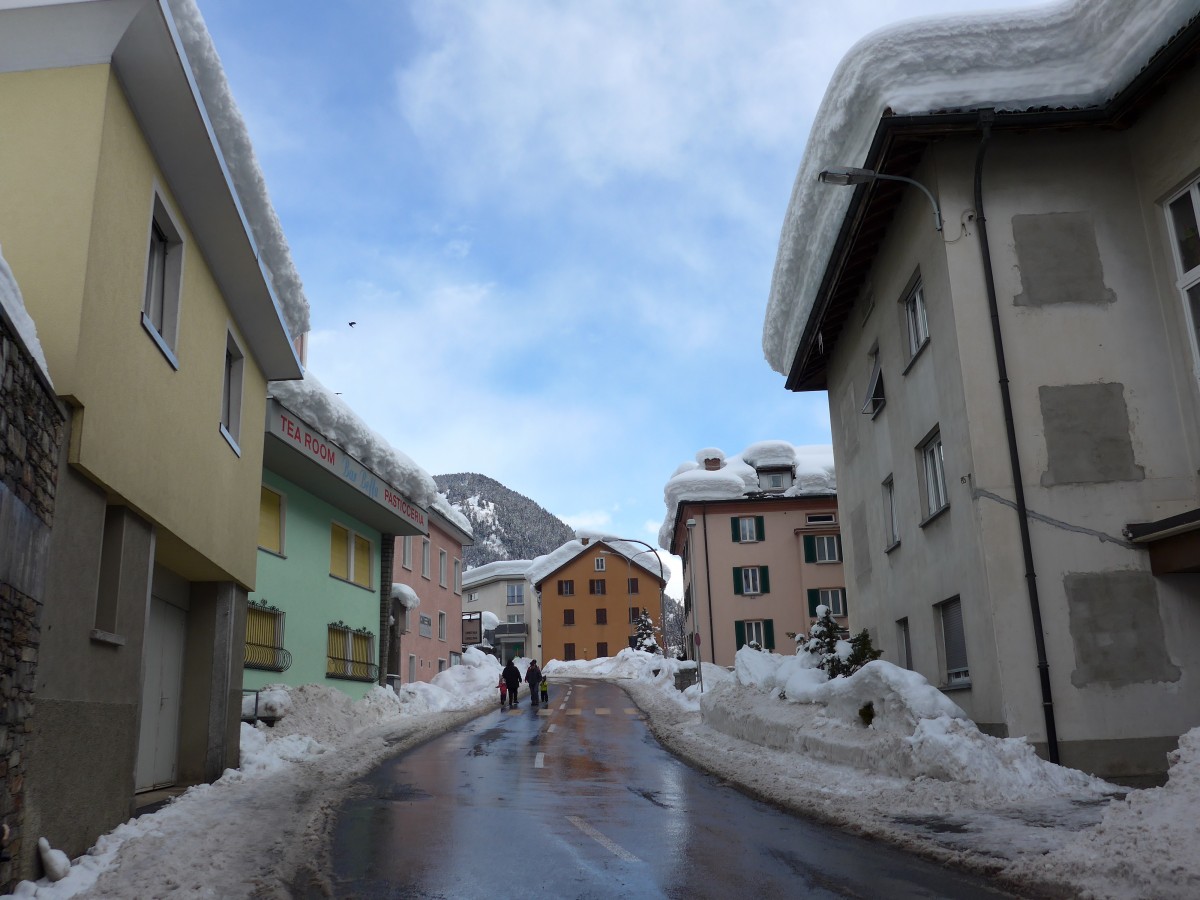 (148'802) - Die Bahnhofstrasse in Airolo am 9. Februar 2014