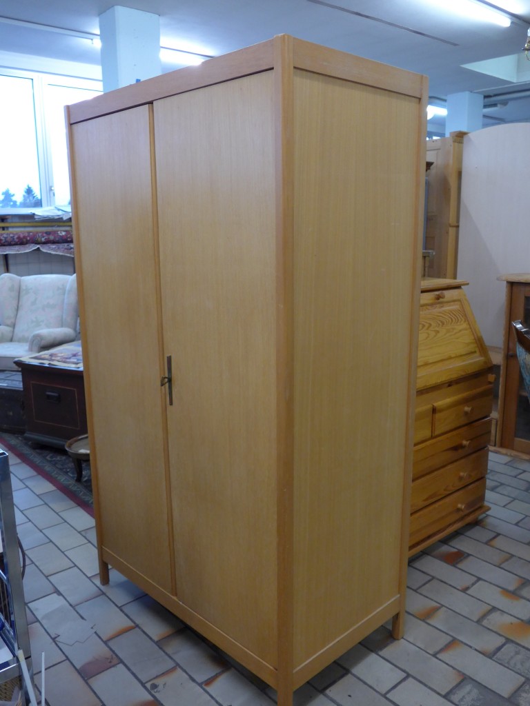(149'041) - 2-triger Schrank im BrockiShop am 26. Februar 2014