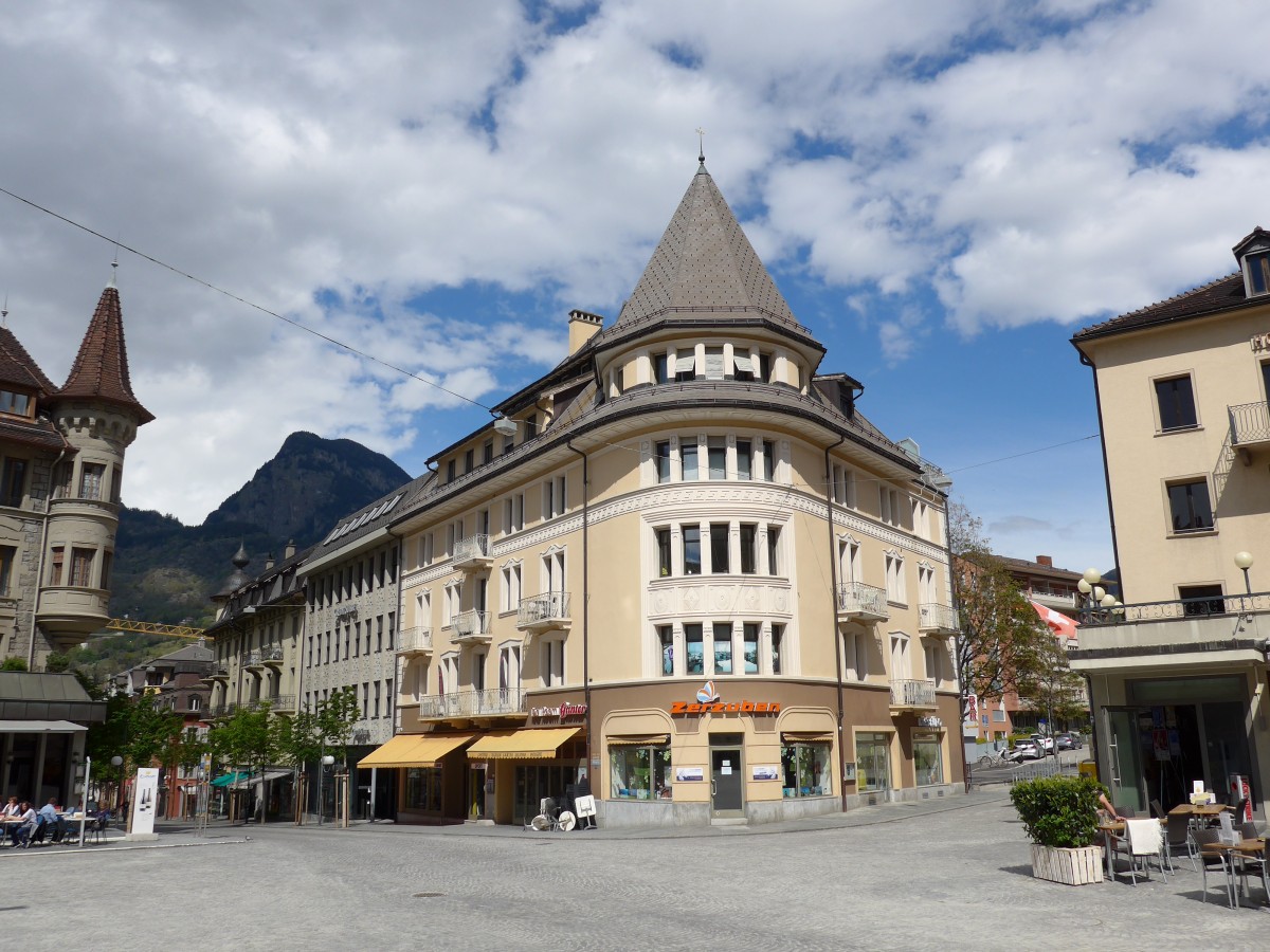 (149'683) - Gebude am Stadtplatz in Brig am 20. April 2014