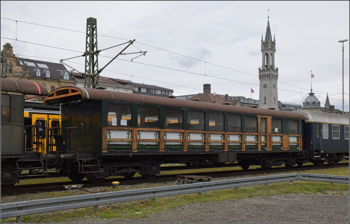 150 Jahre Emmentalbahn. 

Zu spät. Da fliegt ihm fast das Blech weg, denn auf deutschen Gleisen kommt man leider nicht pünktlich zum 150-Jährigen. Vier Tage nach dem Jubiläum sind wir in Konstanz angekommen und noch lange nicht in Konolfingen. Laut Lauffähigkeitsbescheinigung ist die Dampfbahn Bern der Auftraggeber für diese Fuhre. 

Der Wagen wurde 1909 von der SIG an die Emmentalbahn geliefert und kam als BC 16 in Verkehr. Bei einer grösseren Nummernrochade anlässlich der Elektrifizierung der Emmentalbahn bekam der die Nummer BC 8. Im Jahr 1942 wurde der Holzaufbau modernisiert und mit Blechen verkleidet. Die Nummer war neu BC4 34. Im Jahr 1962 wurde der Abschaffung der 3. Klasse mit der neuen Nummer ABi 430 Rechnung getragen. Mit seinem Einsatz ab 1977 bei der Eurovapor auf der Wutachtalbahn entging der Wagen der Verschrottung. Ab 2015 musste der Wagen noch 10 Jahre nach Heilbronn ins Exil, erst jetzt geht es wieder nach Hause. 

Konstanz, Mai 2025.