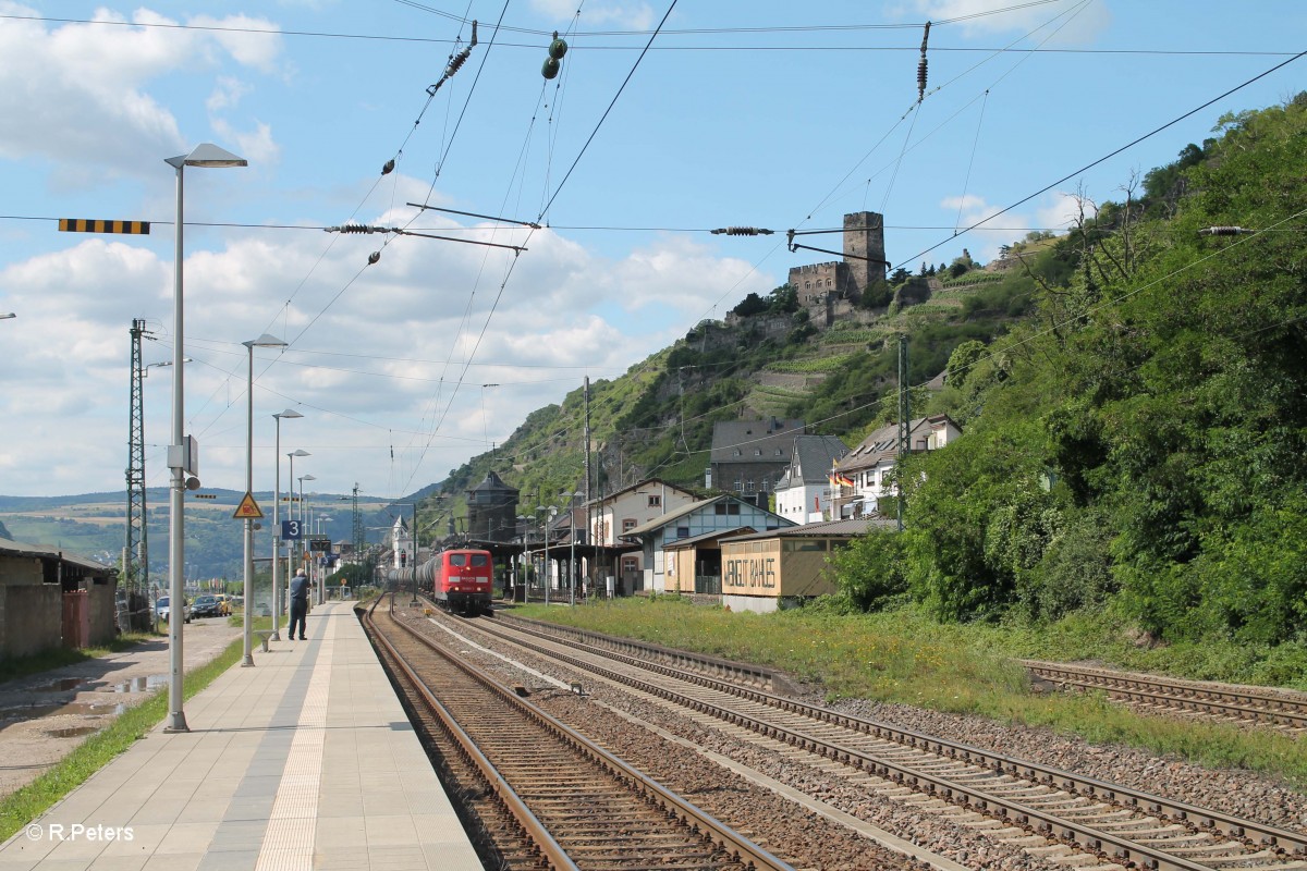 151 041-1 fährt langsam in Kaub mit einem Kesselzug ein. 15.07.14