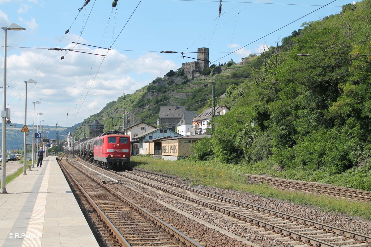 151 041-1 fährt langsam in Kaub mit einem Kesselzug ein. 15.07.14