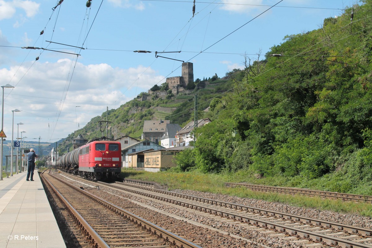 151 041-1 fährt langsam in Kaub mit einem Kesselzug ein. 15.07.14