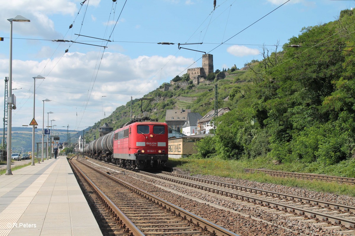 151 041-1 fährt langsam in Kaub mit einem Kesselzug ein. 15.07.14