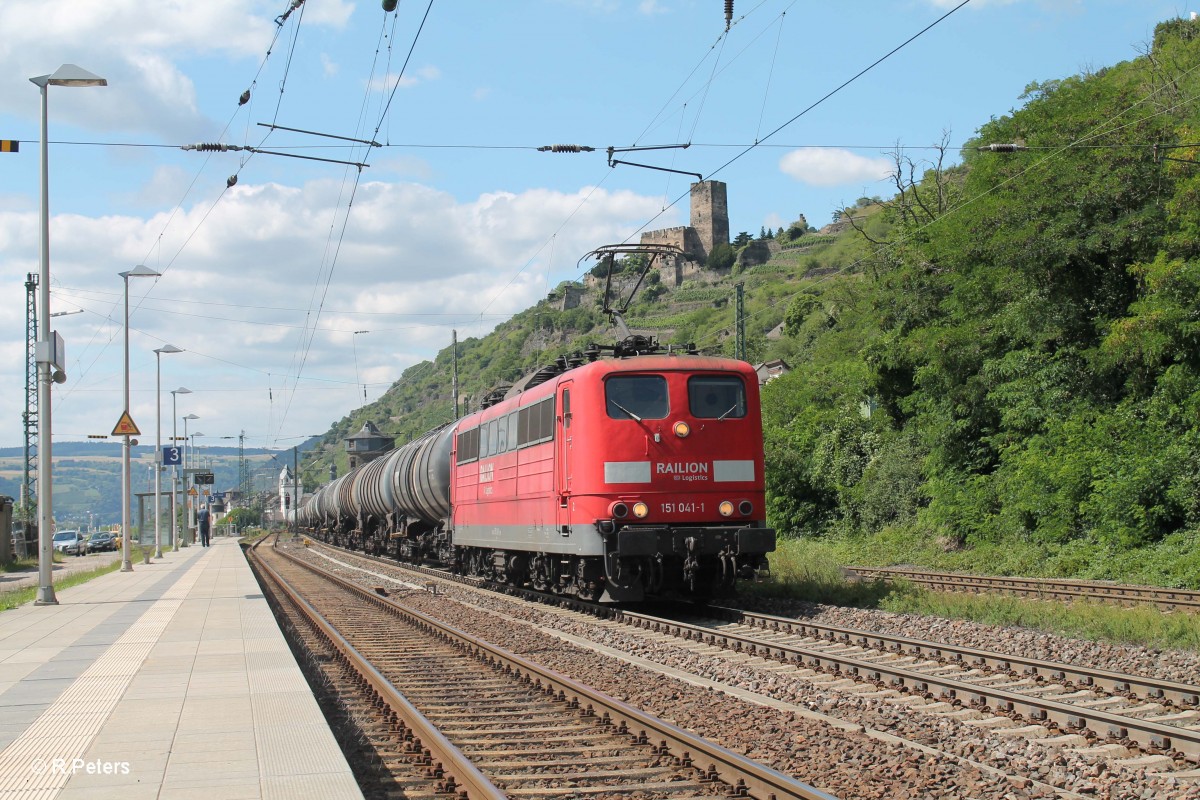 151 041-1 fährt langsam in Kaub mit einem Kesselzug ein. 15.07.14